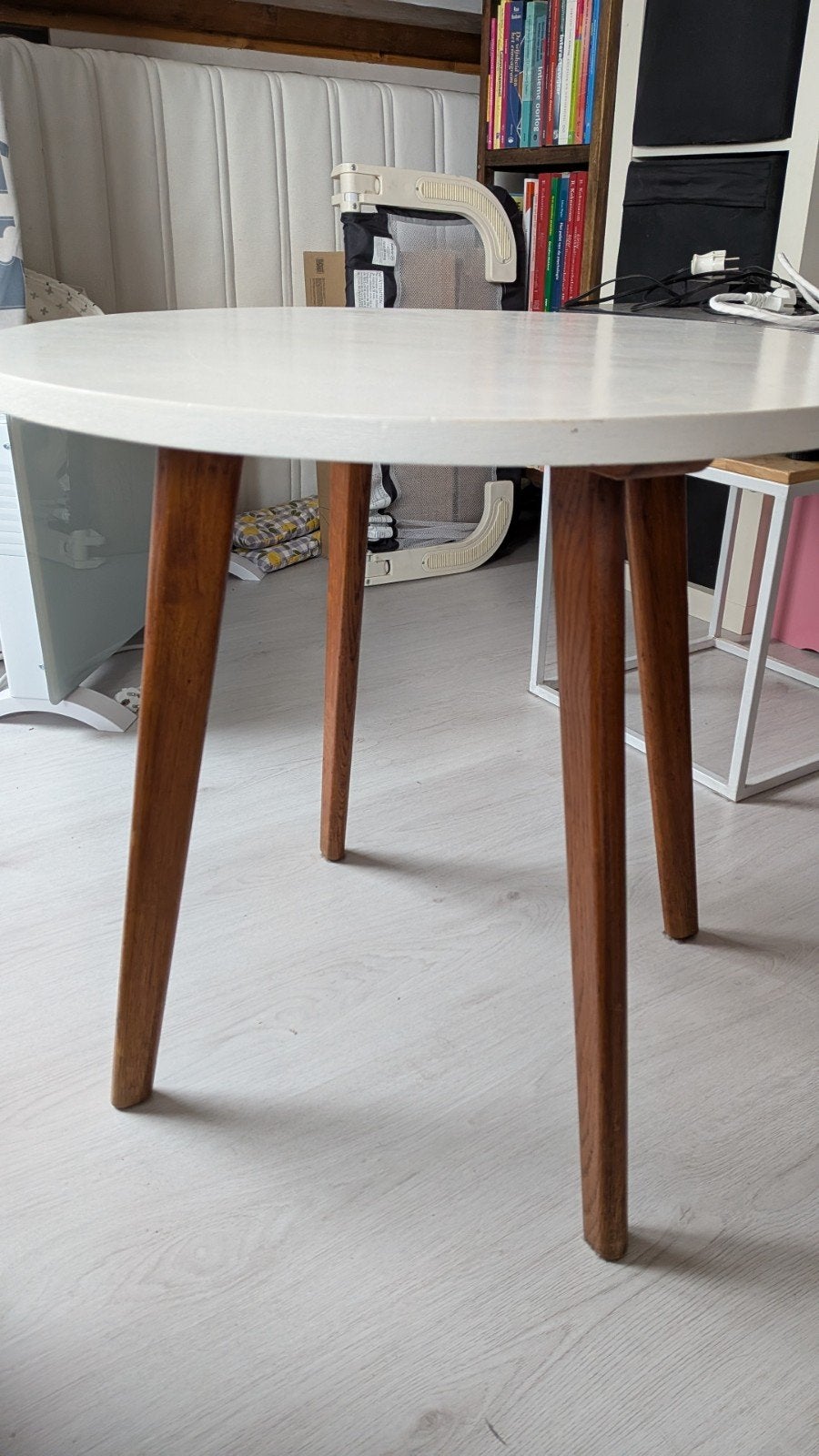 Ronde vintage bijzettafel met houten poten, Gebruikt, Rond, 55 tot 75 cm, Modern