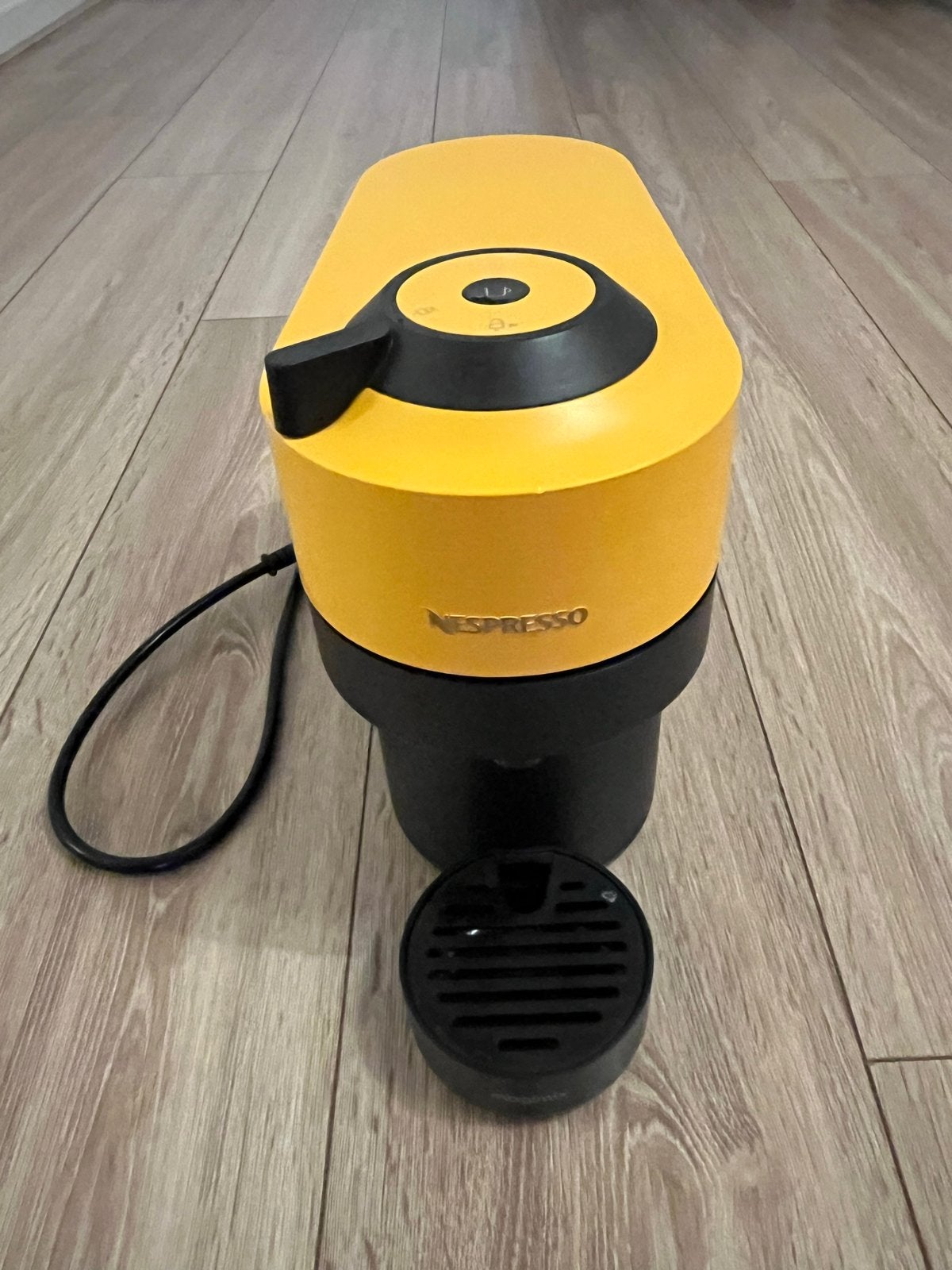 Nespresso Koffiemachine - Geel, Witgoed en Apparatuur, Koffiezetapparaten, Ophalen, Koffiemachine, Zo goed als nieuw, 2 tot 4 kopjes