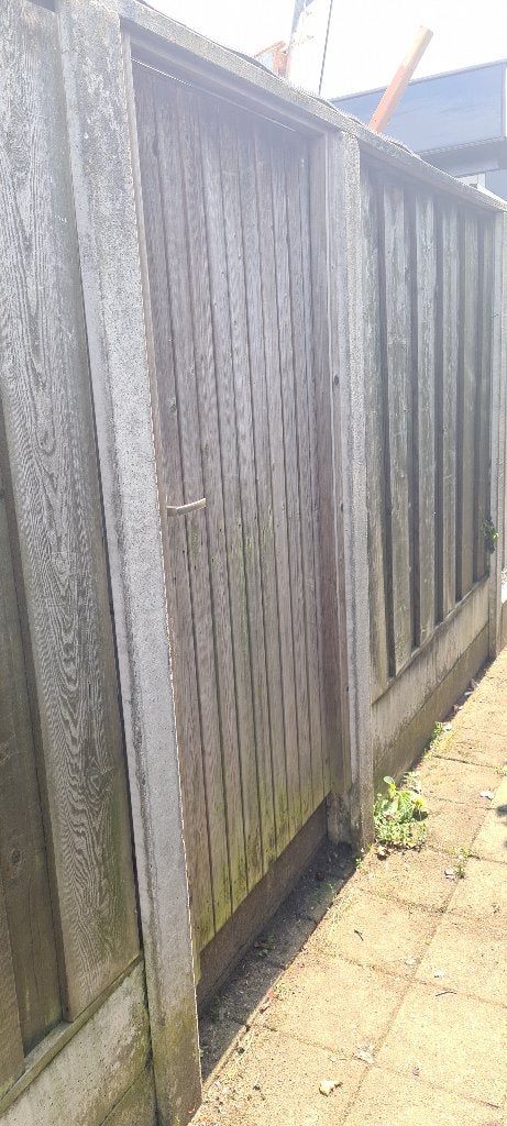 Gratis 8,5 meter Gering schutting met poort, Tuin en Terras, Schuttingen, Ophalen, 6 meter of meer, Hout, 1 tot 2 meter
