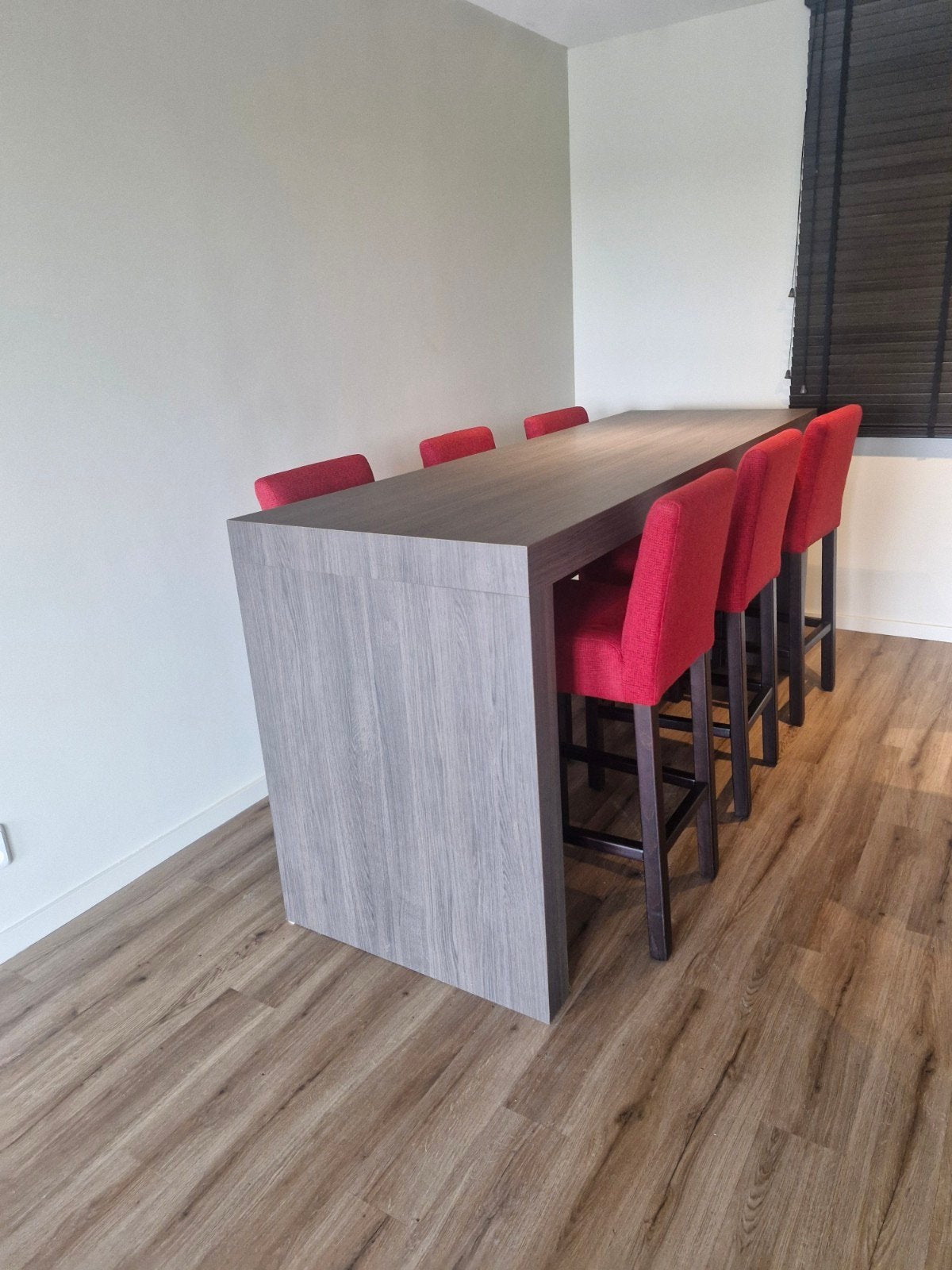 Degelijke hoge bartafel met 6 rode boucle barkrukken, Huis en Inrichting, Barkrukken, Ophalen, 5 krukken of meer, Zo goed als nieuw
