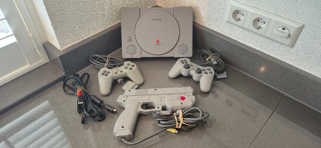 Sony PlayStation 1 + 2 controllers + NAMCO Gun + bekabeling, Ophalen of Verzenden, Zo goed als nieuw, Met 2 controllers
