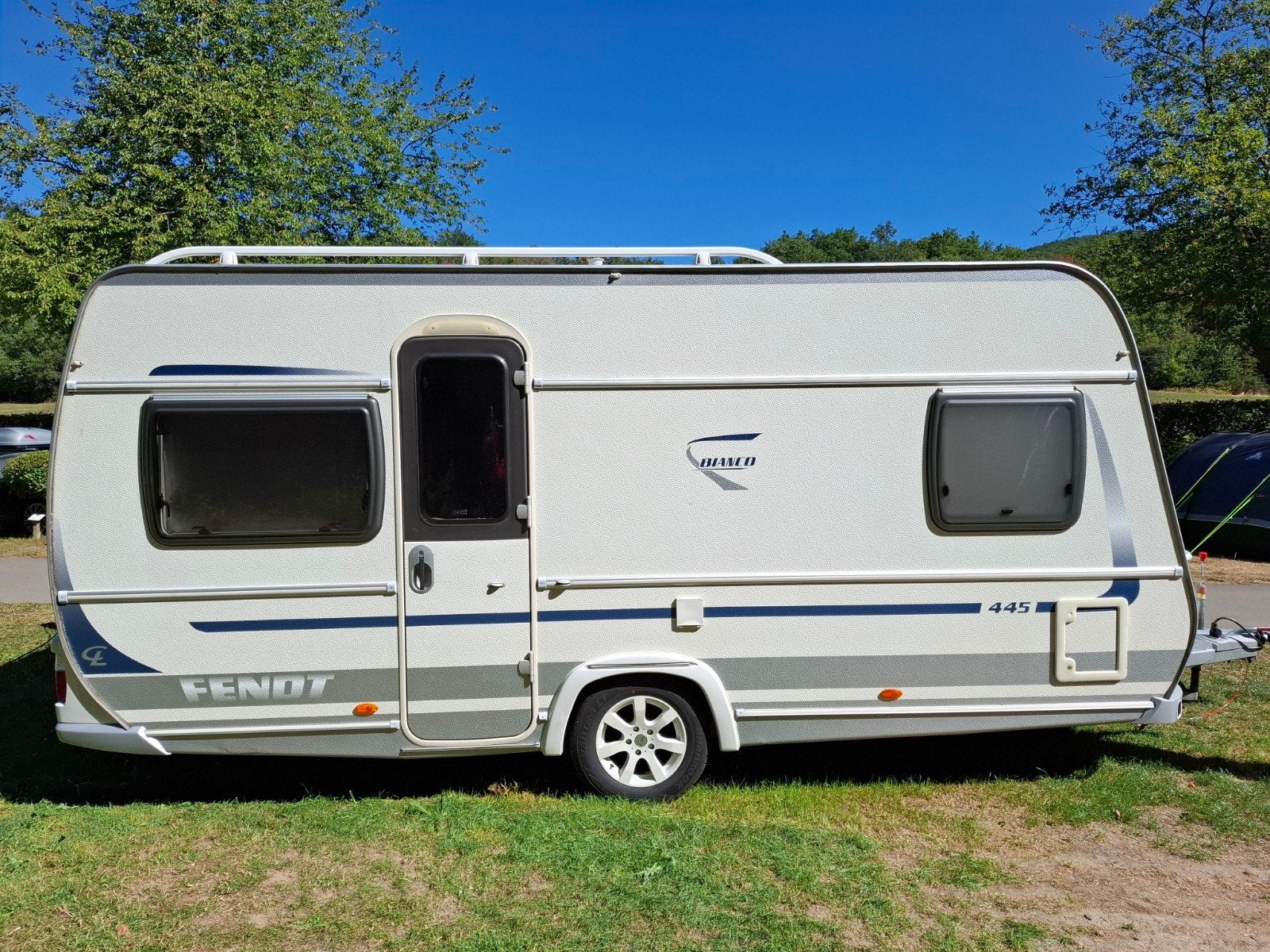 Fendt Bianco 445 met voortent en luifel, Caravans en Kamperen, Rondzit, Frans bed, Particulier, Kachel