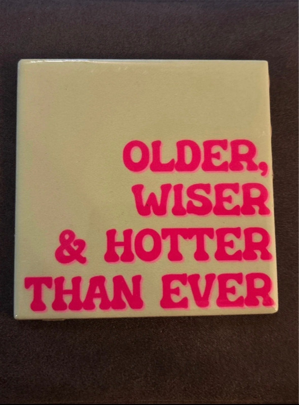 Siertegeltje met tekst: Older, Wiser & Hotter Than Ever, Tegeltje, Ophalen of Verzenden, Zo goed als nieuw, Met ophangmogelijkheid