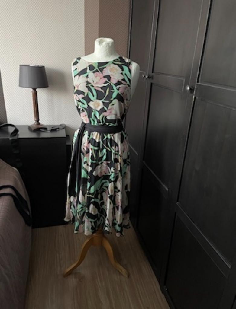 Mooie midi jurk maat xl, Kleding | Dames, Jurken, Ophalen of Verzenden, Zo goed als nieuw, Maat 46/48 (XL) of groter, Onder de knie