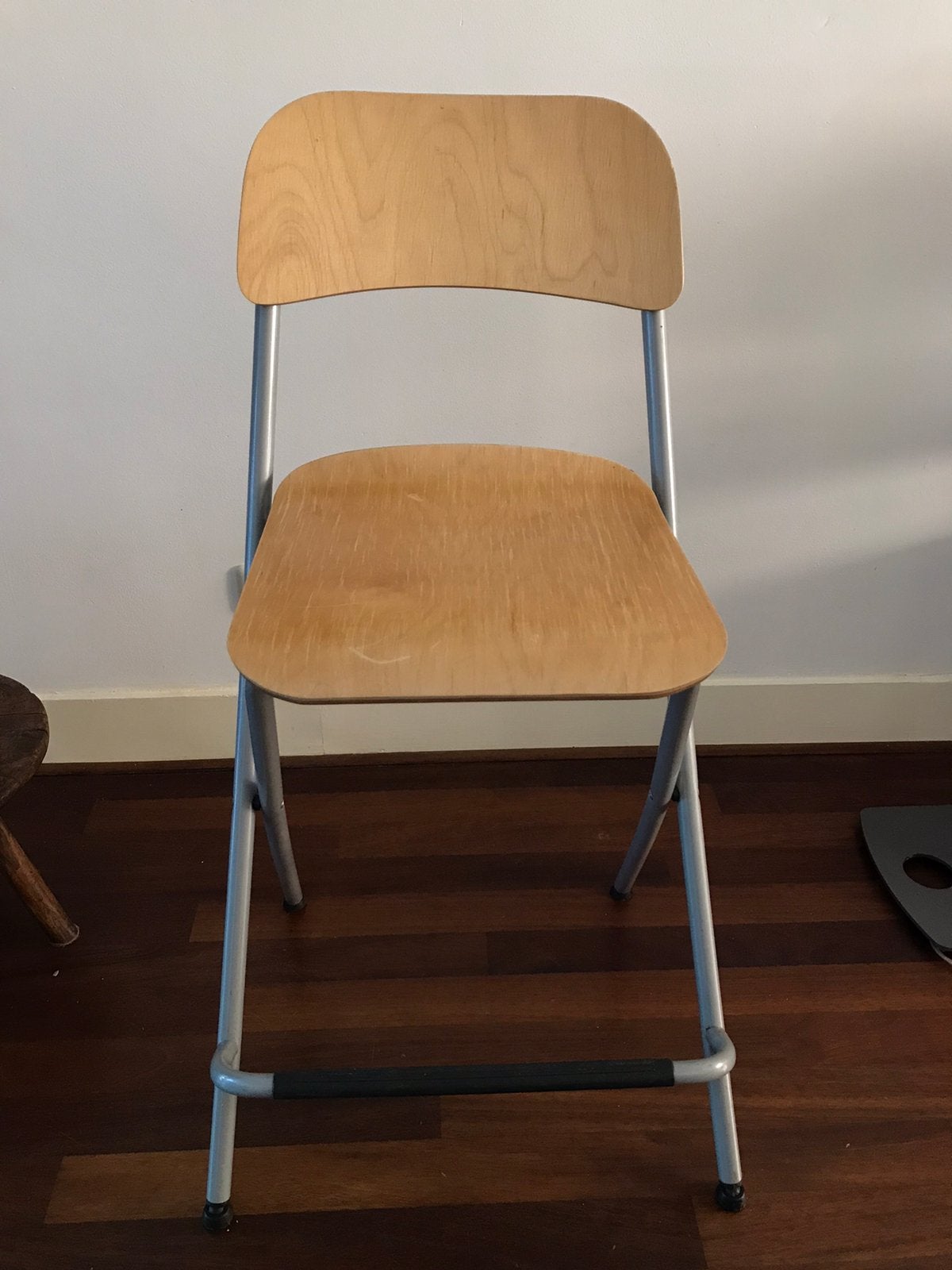 Hoge metalen kruk met houten zitting, Ophalen, Gebruikt, Met voetsteun, 60 tot 90 cm
