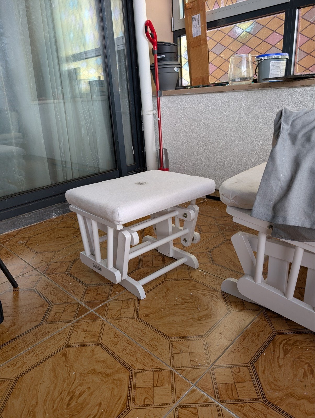 Comfortabele witte schommelstoel met voetenbankje, Ophalen, Gebruikt, Stoel