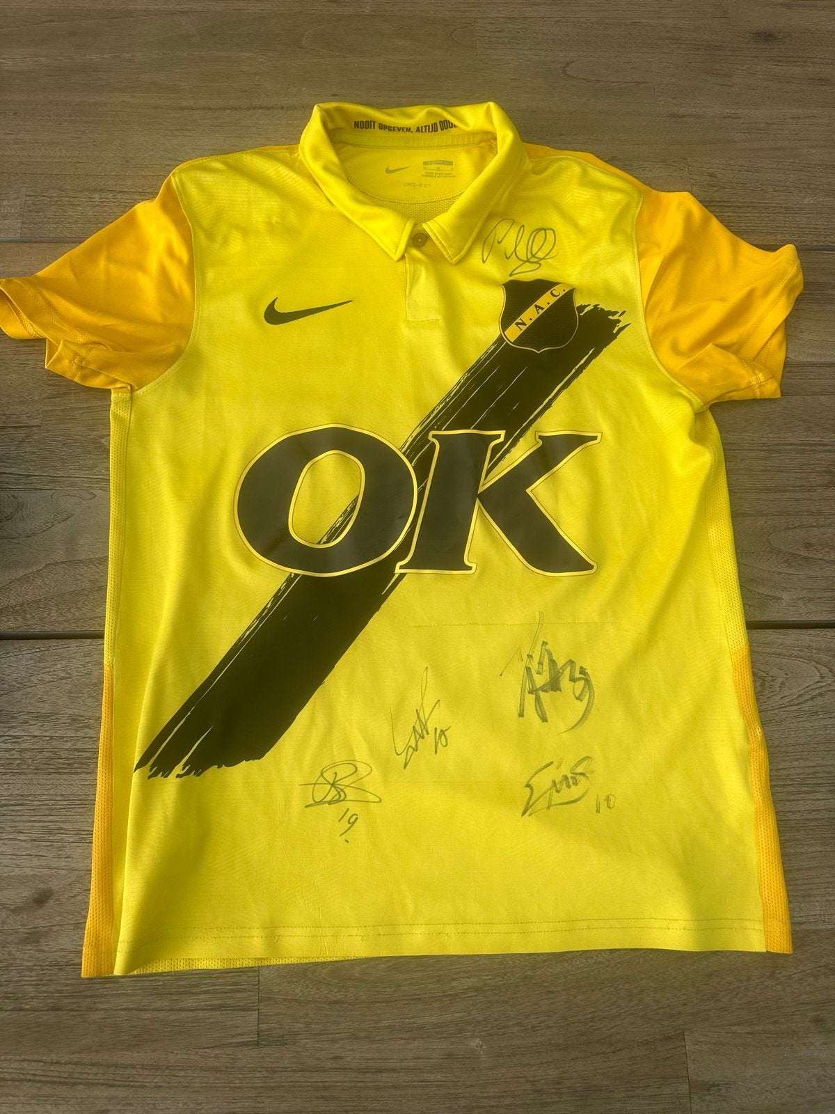 NAC Breda thuisshirt 2022/2023 Maat M gesigneerd met broekje, Maat 48/50 (M), Geel, Ophalen of Verzenden, Voetbal