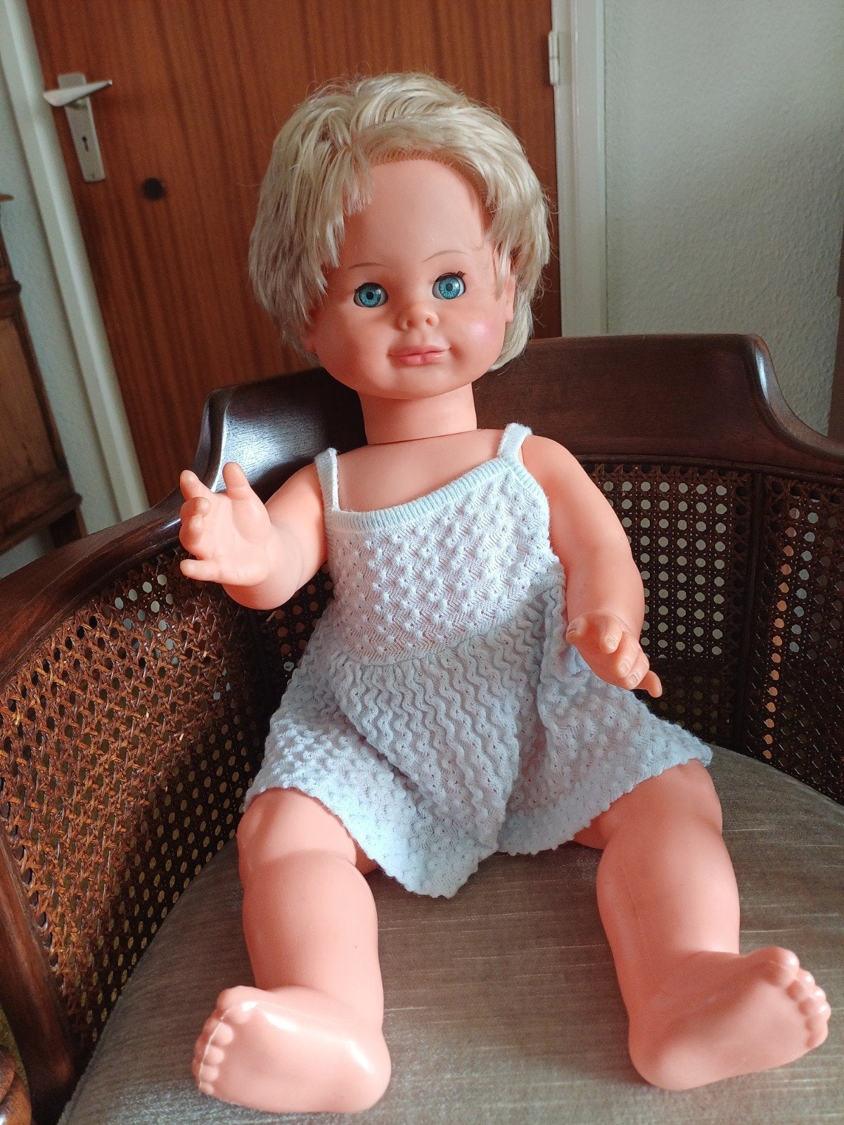 Vintage Babypop 70cm met Blond Haar en Blauwe Slaapogen, Ophalen of Verzenden, Gebruikt, Babypop