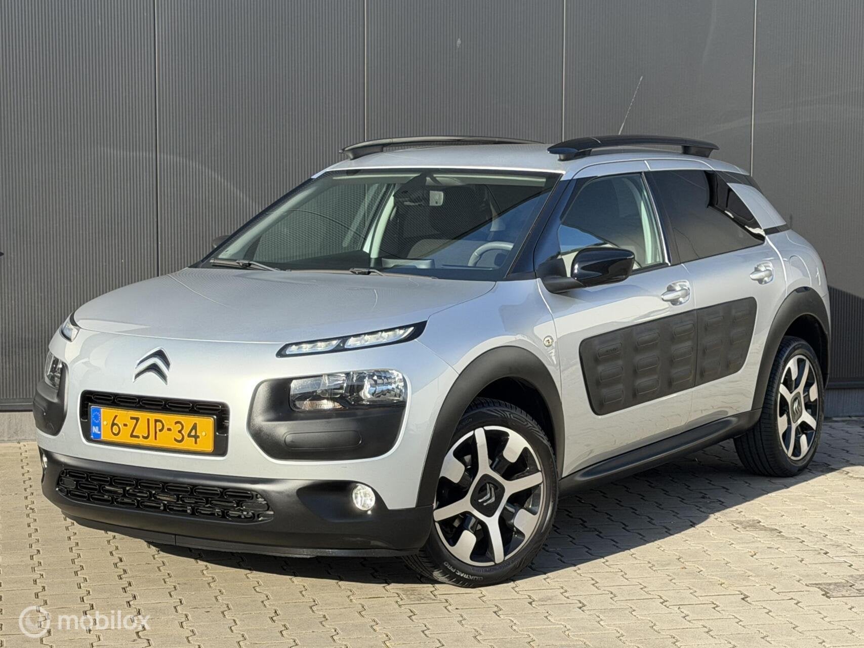 Citroen C4 Cactus 1.2 110PK Shine | CRUISE | NAVI | TREKHAAK, Voorwielaandrijving, Stof, 1199 cc, 995 kg