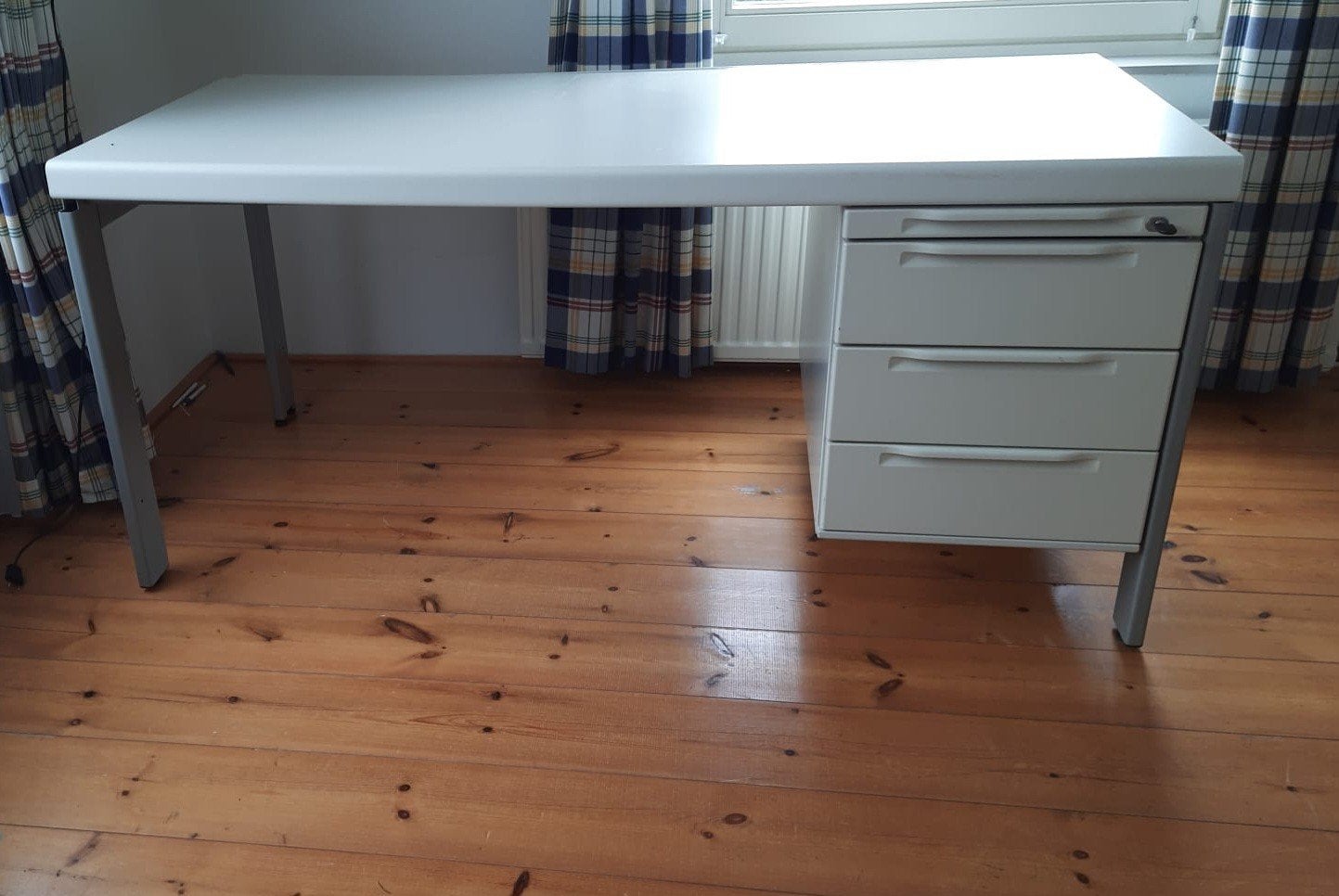 1. 60 lang, 80 cm breed, 74 cm hoog, Metalen lichtgrijs bure, Huis en Inrichting, Ophalen, Met lades, Metaal, Zo goed als nieuw