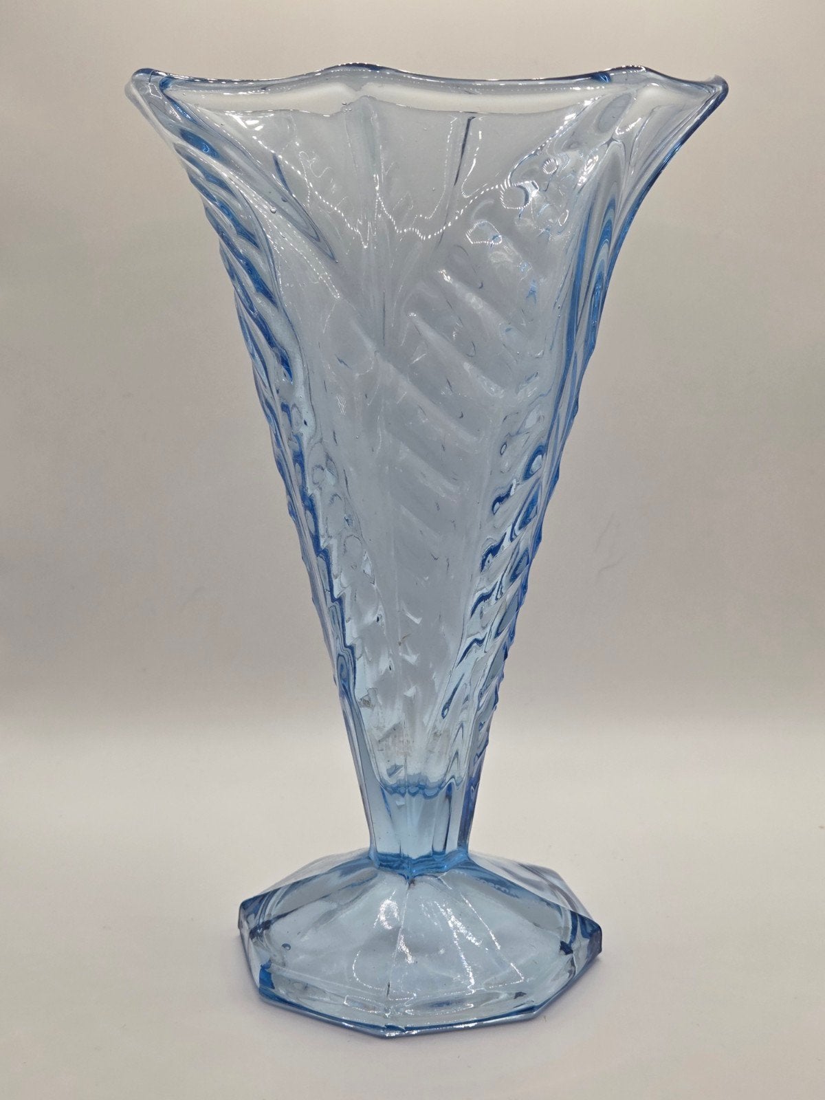 Art Deco Trompetvaas (21 cm), Blauw Glas Czechoslovakia, Antiek en Kunst, Antiek | Vazen, Ophalen of Verzenden
