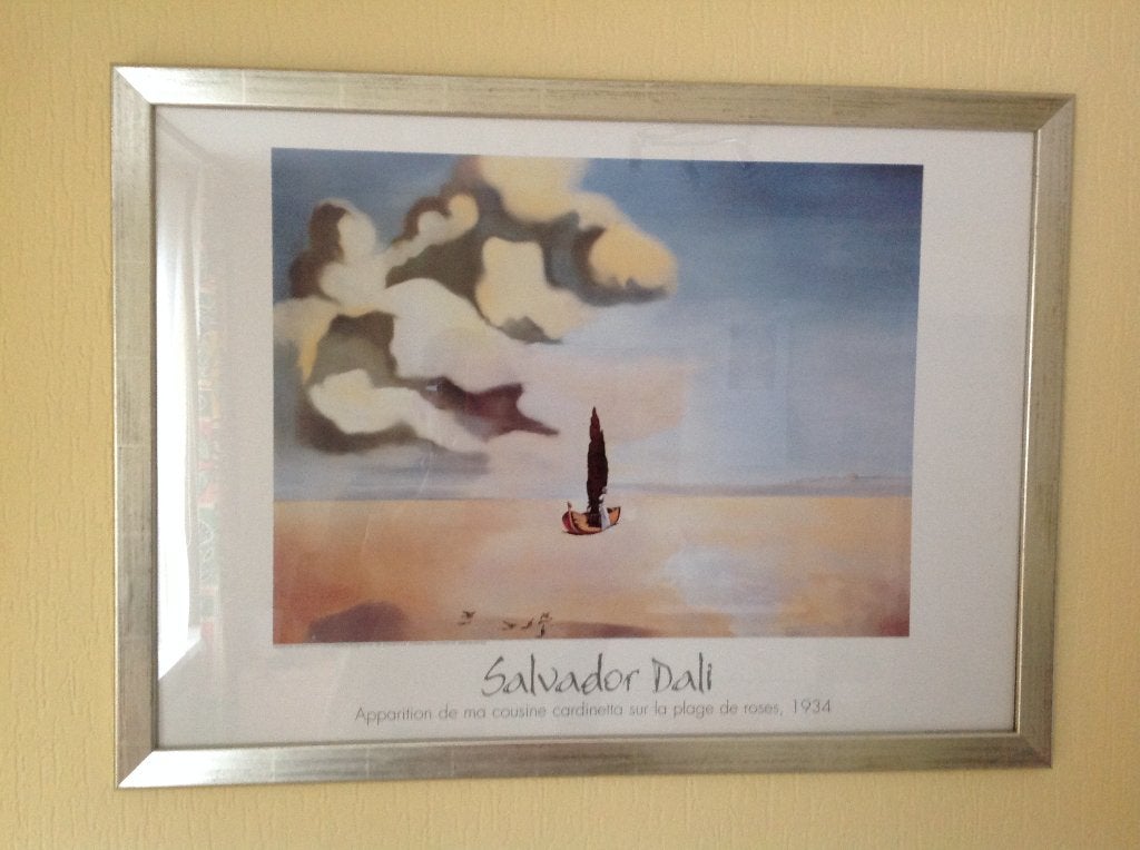 Ingelijste poster Dali strand met boot, cousine sur la plage, Met lijst, Rechthoekig Liggend, Ophalen of Verzenden, Zo goed als nieuw