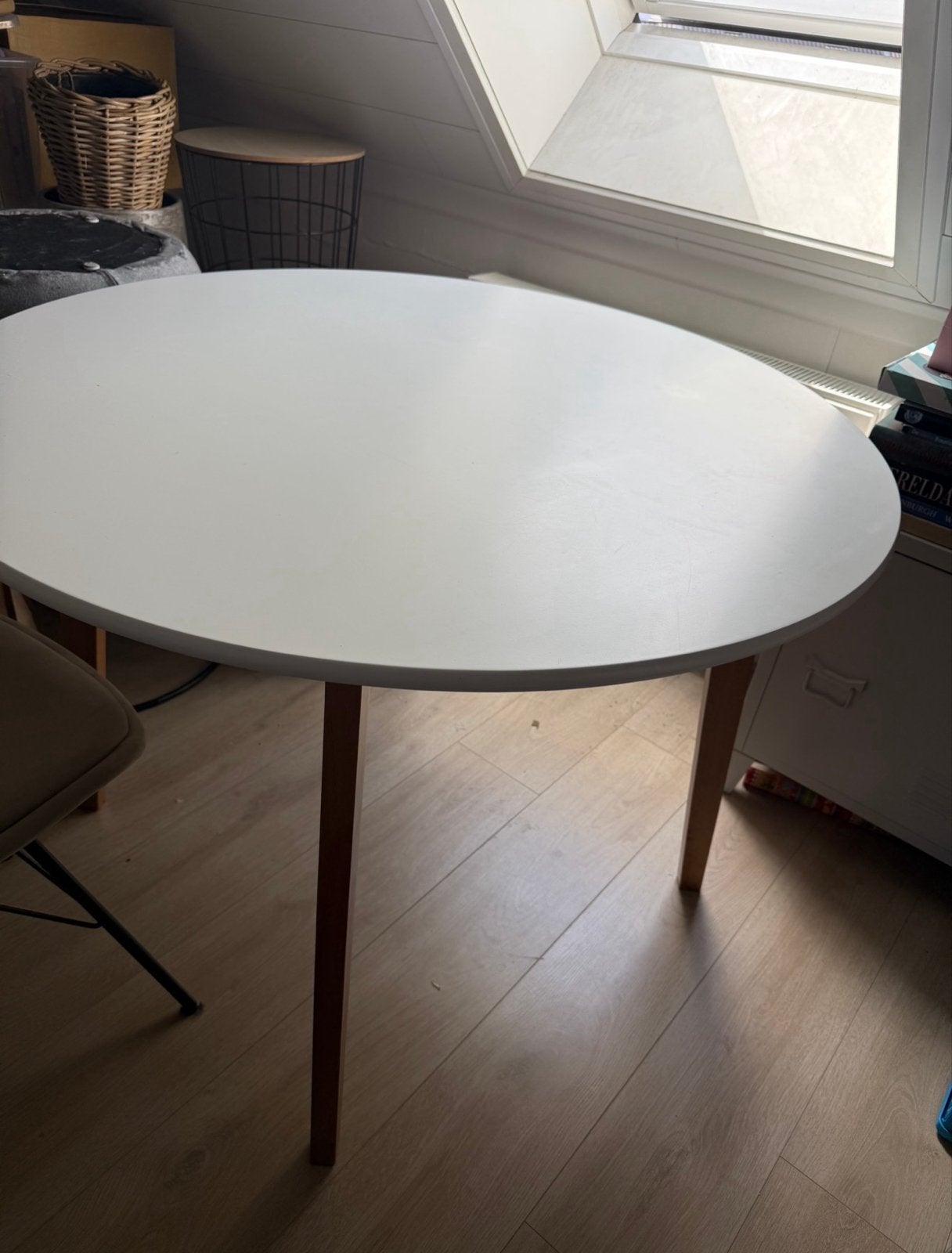 Jysk Jegind eettafel wit met houten poten (105cm), Ophalen, Gebruikt, 100 tot 150 cm, Rond