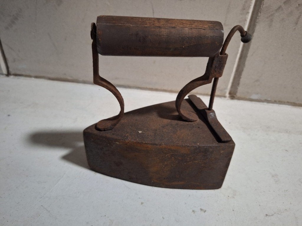 Antiek metalen strijkijzer met houten handvat, Ophalen