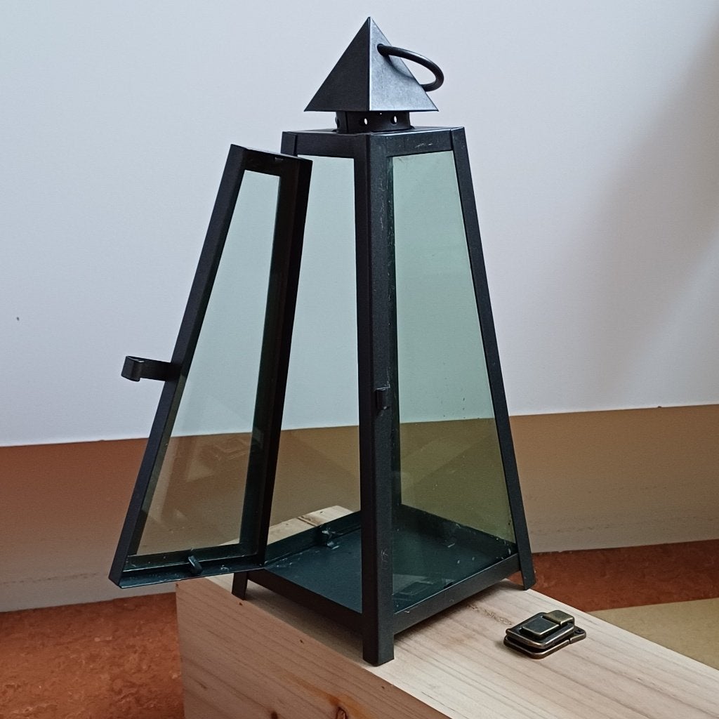 Houder voor (LED-)kaars e.d. met glazen ramen, Ophalen, Zwart, Zo goed als nieuw, Metaal