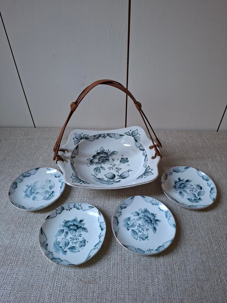 Schaaltje met hengsel en 4 kleine schoteltjes, Antiek en Kunst, Antiek | Schalen, Ophalen of Verzenden