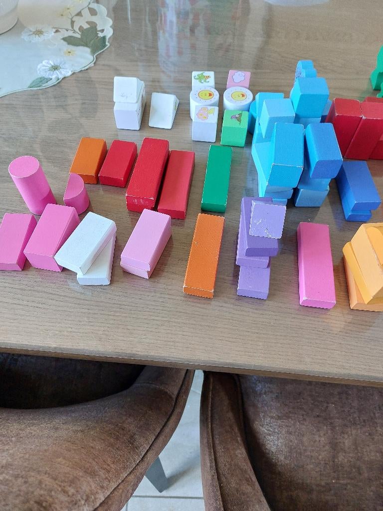 129 gekleurde houten blokken in ton,  deksel als vormenstoof, Kinderen en Baby's, Speelgoed | Bouwstenen, Gebruikt, Overige merken