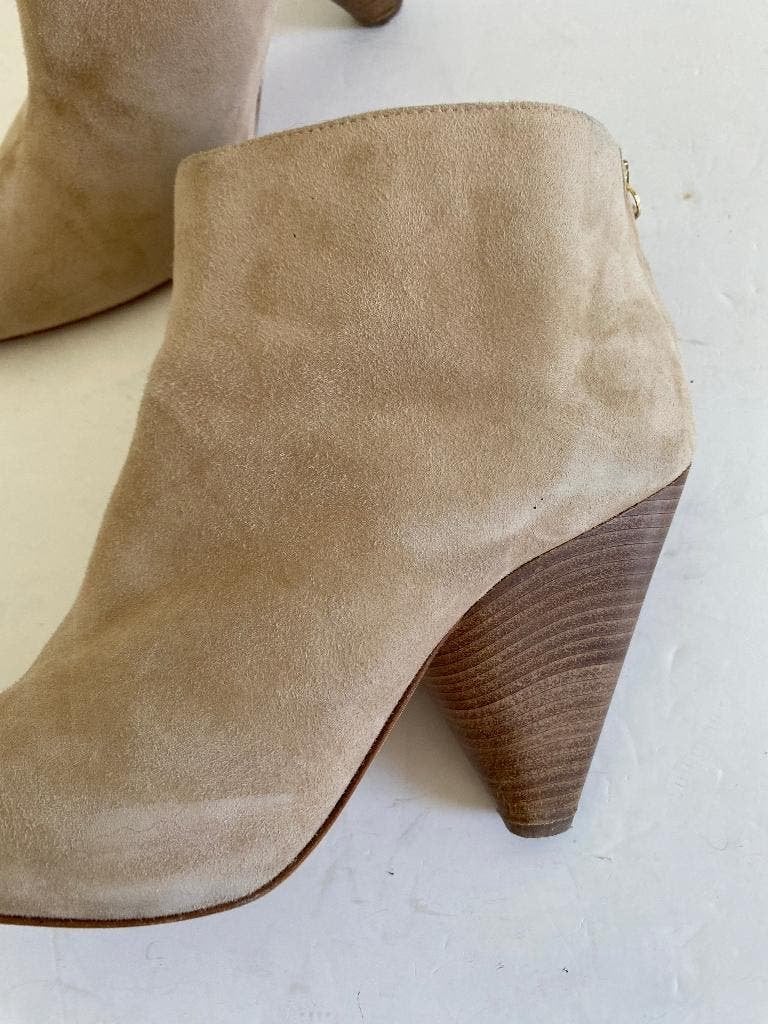 K175 Twinset mt. 39 suede leren lage laarsjes beige leer hak, Kleding | Dames, Twinset, Beige, Ophalen of Verzenden, Zo goed als nieuw