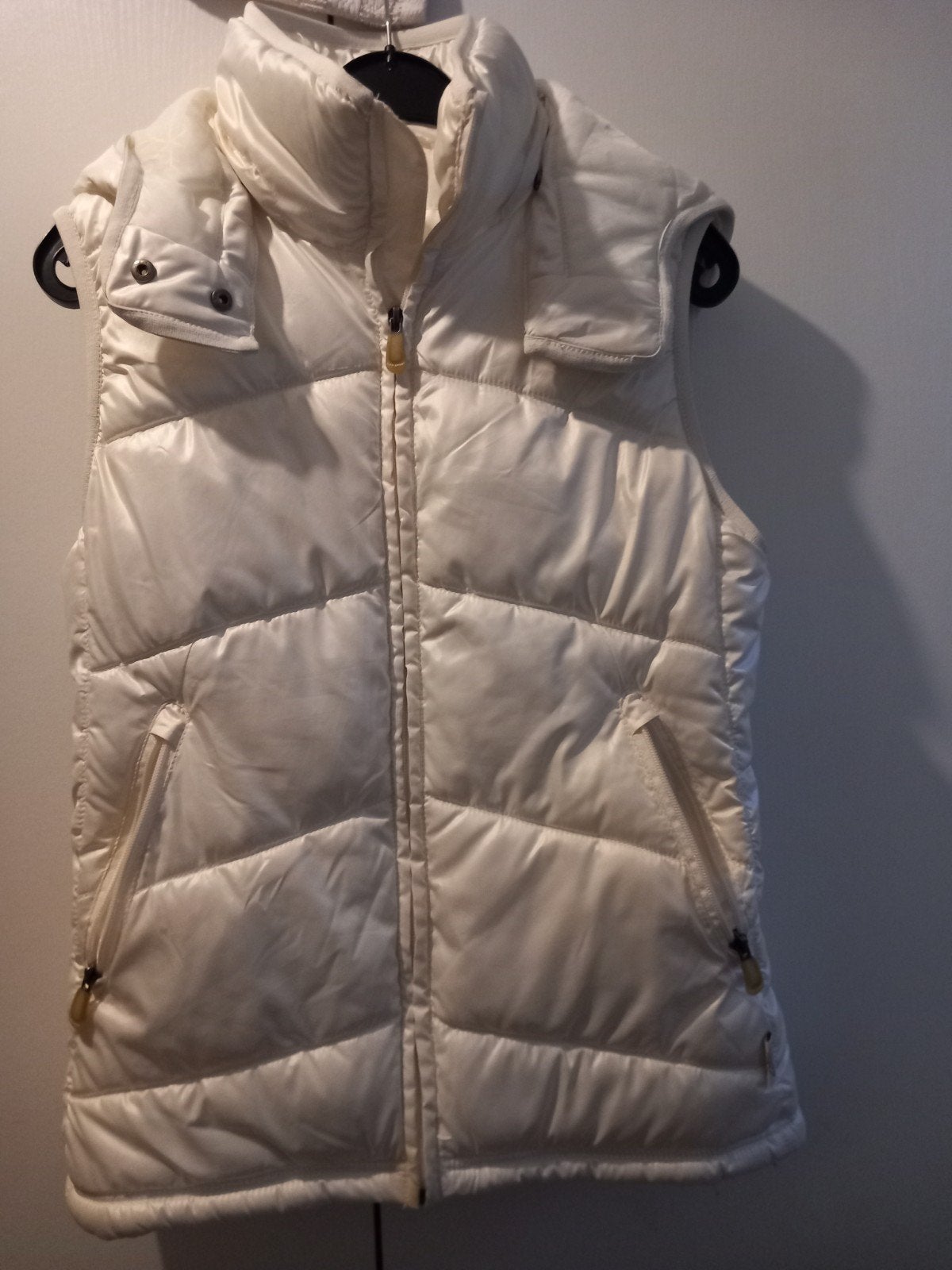 Bijna gratis Bodywarmer H&M maat 38 wit capuchon afritsbaar, Kleding | Dames, Maat 38/40 (M), Wit, Ophalen of Verzenden, Zo goed als nieuw