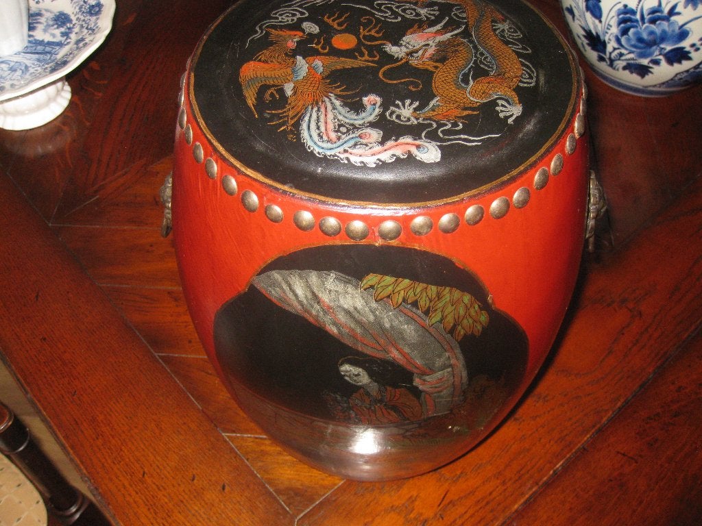 Houten krukje, bespannen met Japanlak met mooie afbeeldingen, Antiek en Kunst, Ophalen of Verzenden