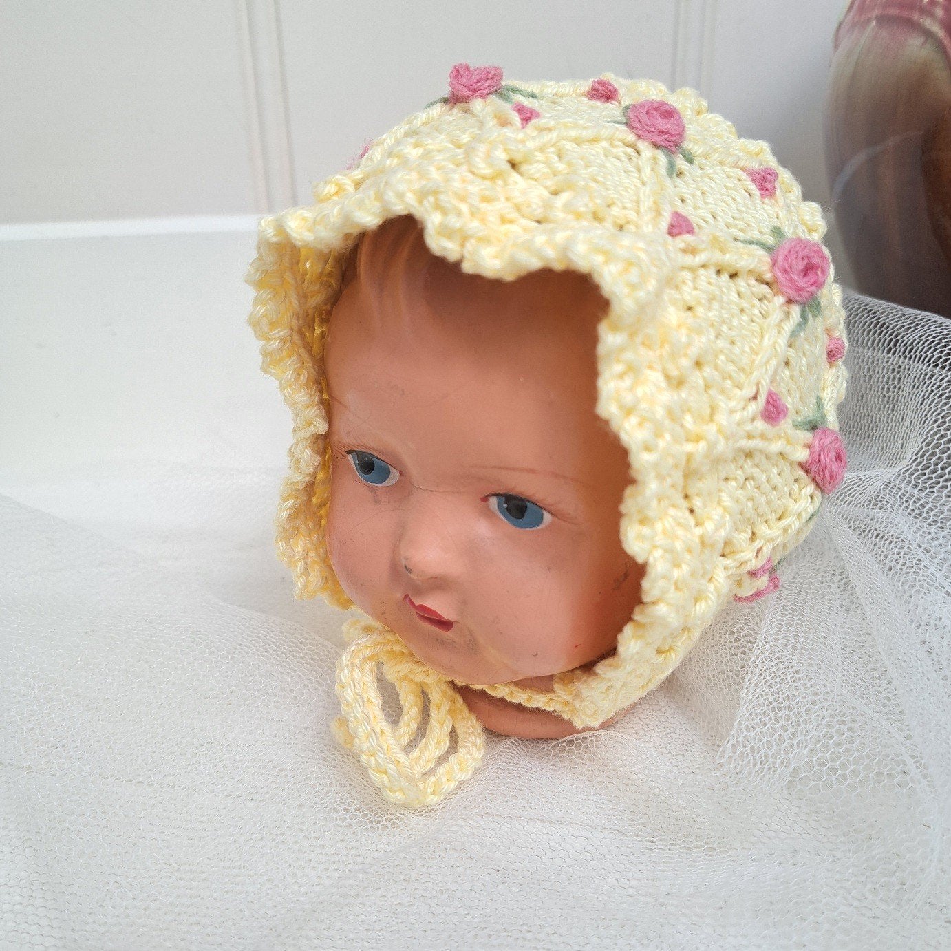 Hand gebreid Katoen Brocante Poppen muts NIEUW roosjes, Ophalen of Verzenden, Nieuw, Jongetje of Meisje, Muts