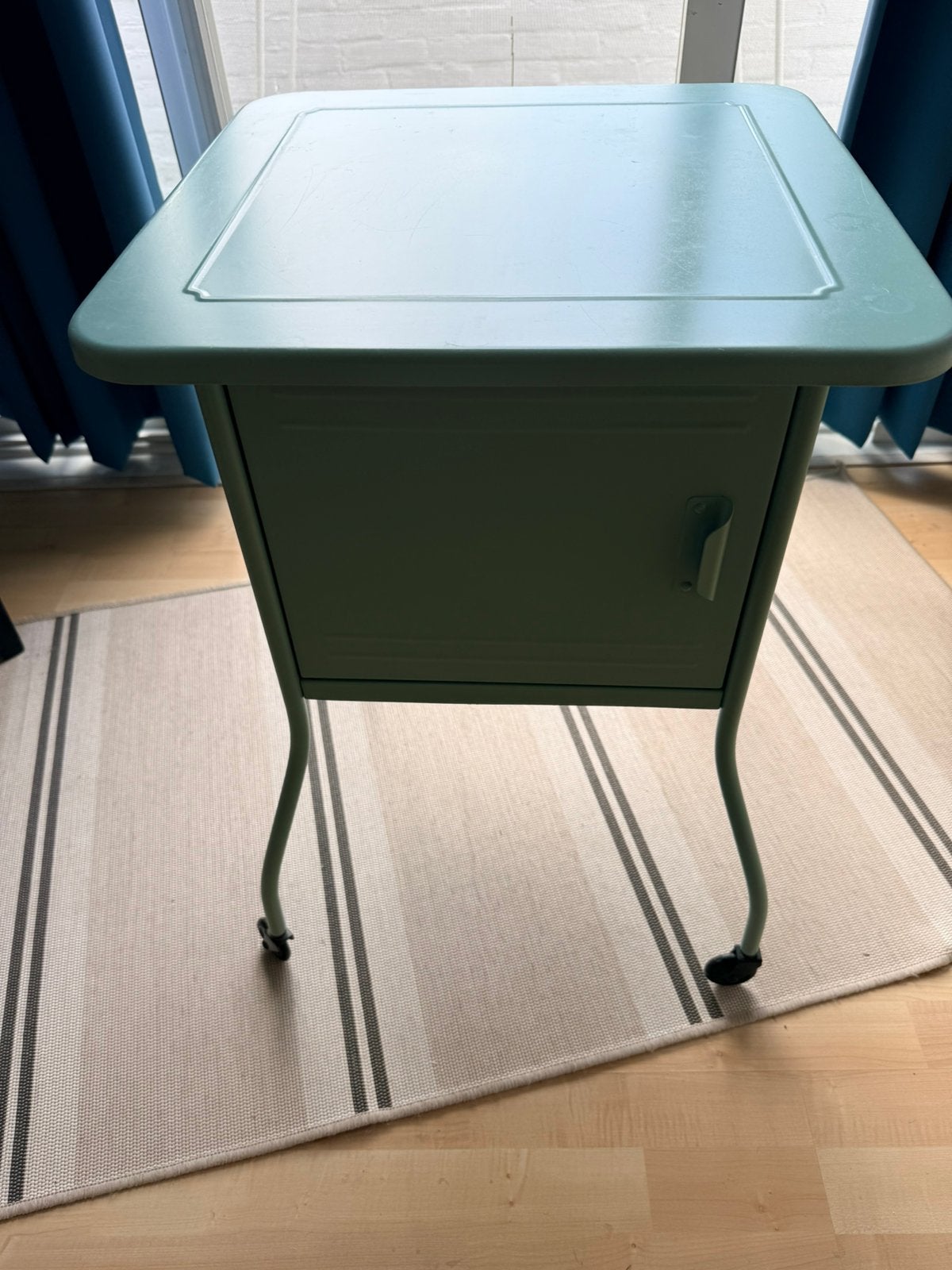 Nachtkasje, Huis en Inrichting, Slaapkamer | Nachtkastjes, Ophalen, Gebruikt, Metaal of Aluminium, 55 tot 70 cm