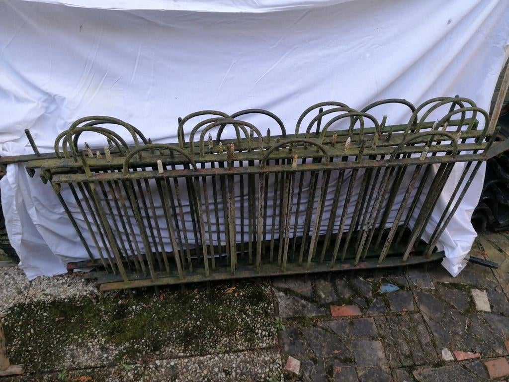 Oud smeedijzeren hekwerk  12 meter:5van 1.1/2 , 2 van 2mtr., Ophalen, Gebruikt, IJzer, Sierhekwerk