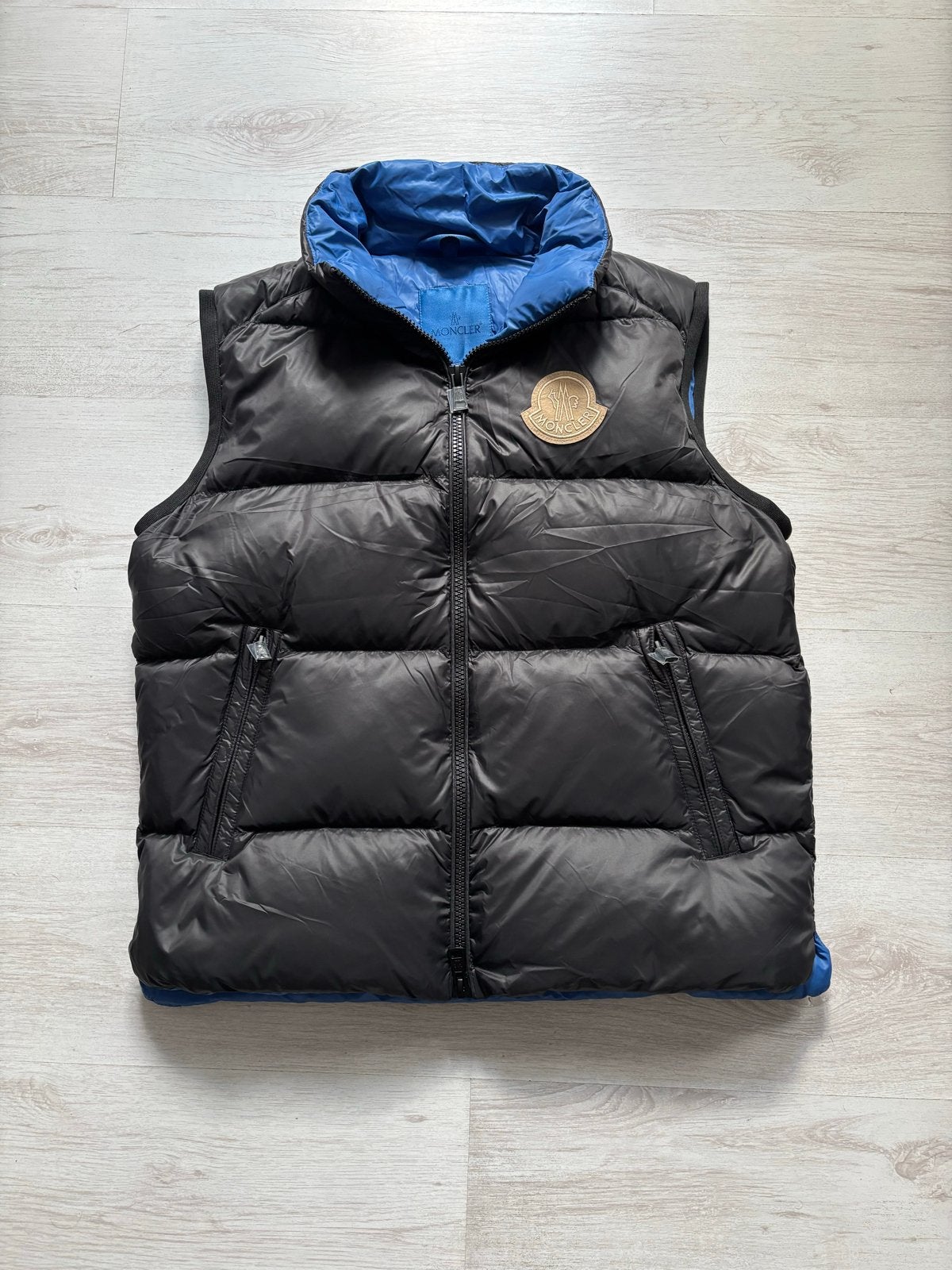 Moncler Sumido Bodywarmer Zwart/Blauw - Nieuw & Ongedragen, Kleding | Heren, Bodywarmers, Ophalen of Verzenden, Nieuw, Maat 46 (S) of kleiner