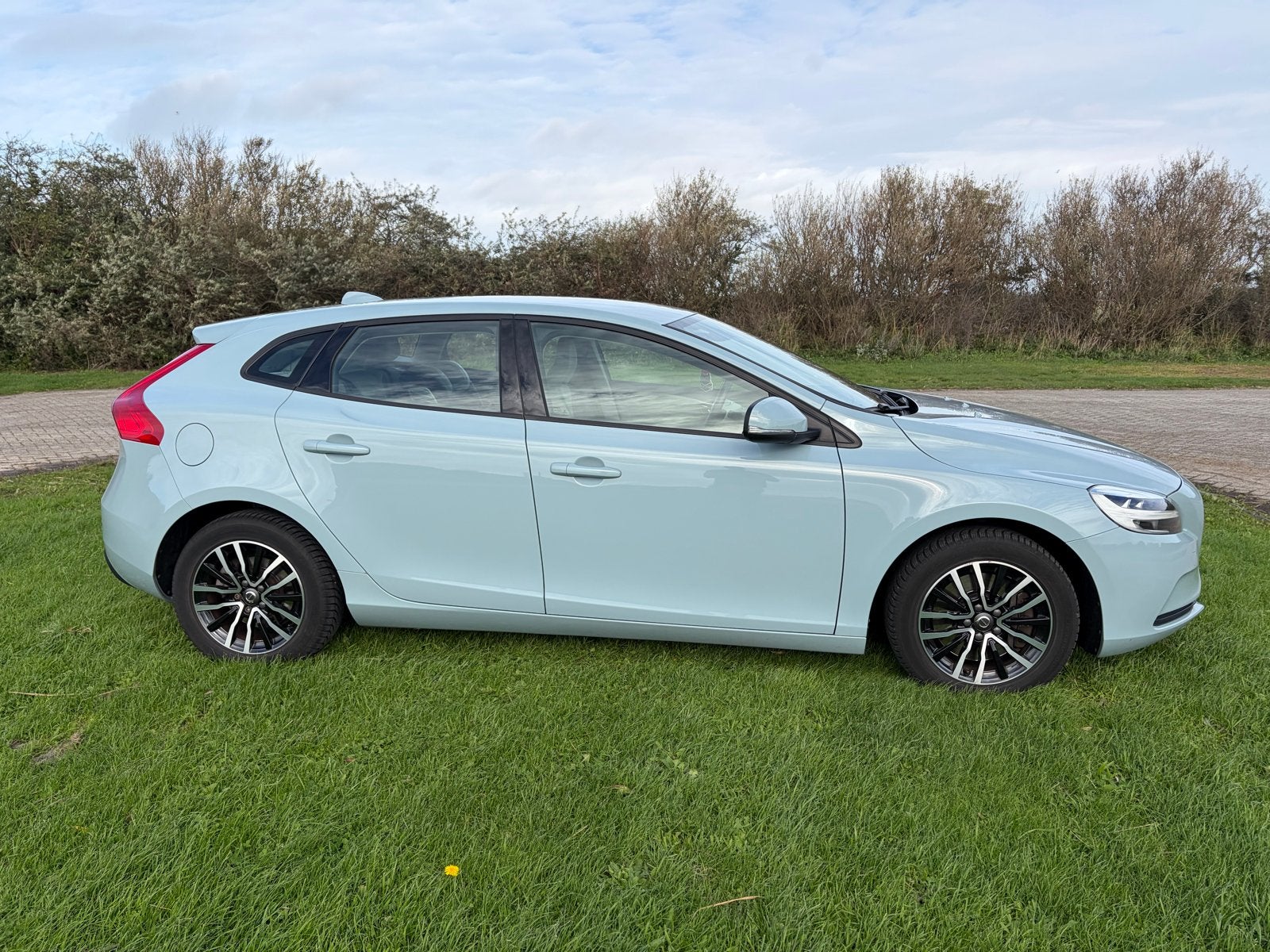 Volvo V40 1.5 T2 NL AUTO Automaat 2018 Trekhaak stoelverwarm, Auto's, 1498 cc, Beige, 700 kg, Blauw