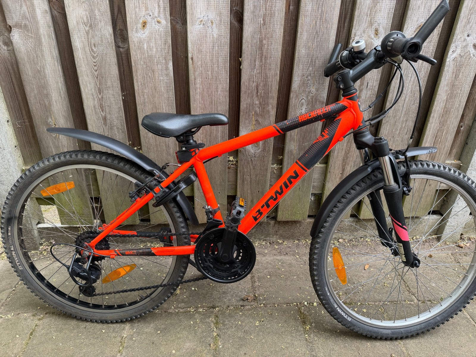 B'Twin Rockrider 24 inch kinderfiets, Fietsen en Brommers, Fietsen | Kinderfietsjes, Ophalen, Gebruikt, Velgrem, 20 inch of meer