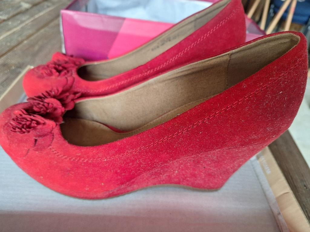 Rode pumps, Pumps, Ophalen of Verzenden, Zo goed als nieuw, Rood