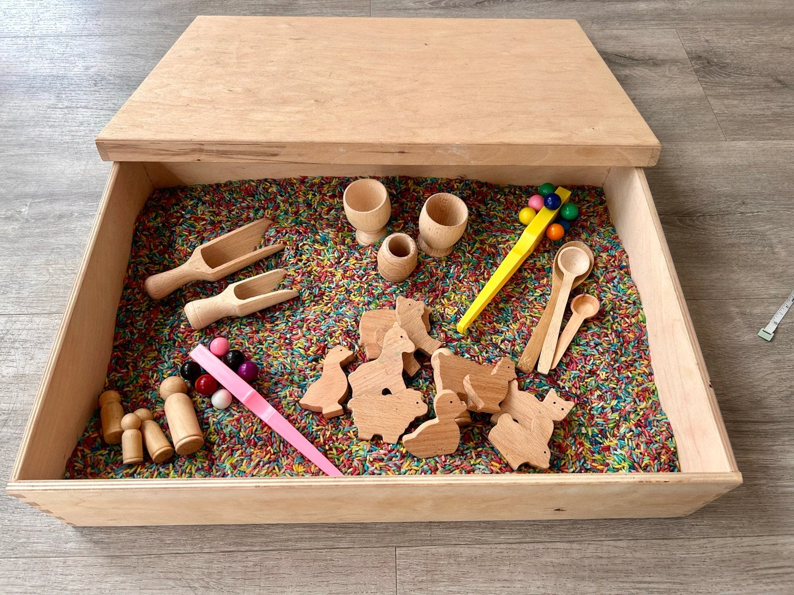 Houten sensorische speelbak met accessoires en rijst, Ophalen of Verzenden, Gebruikt, Overige typen