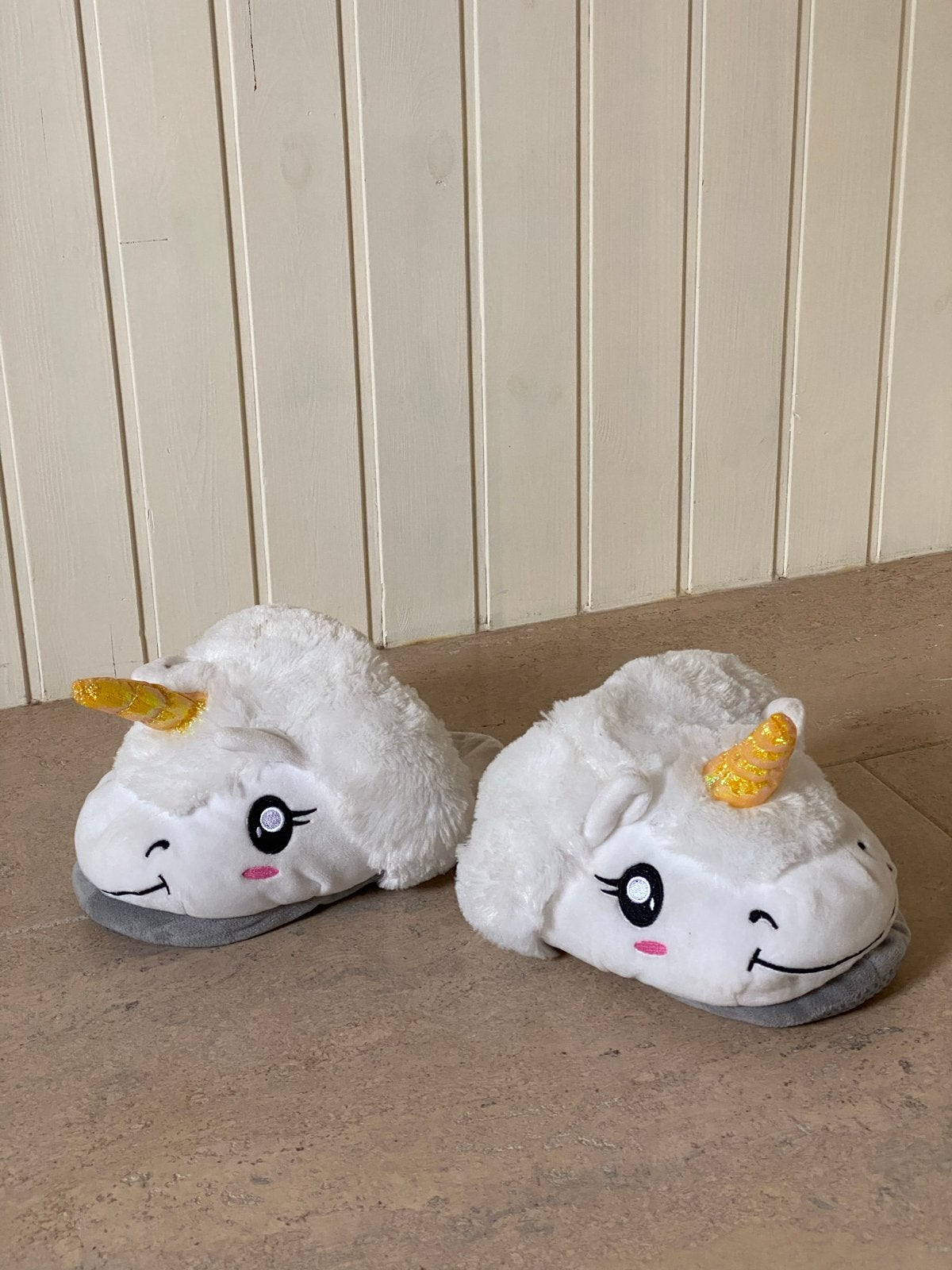 Schattige fluffy Eenhoorn Unicorn pantoffels (maat 35-40), Ophalen of Verzenden, Zo goed als nieuw, Wit, Pantoffels of Sloffen