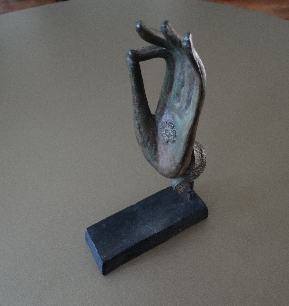 Bronzen hand van Boeddha, Budha op standaard, Ophalen of Verzenden, Beeld, Reliëf, Brons