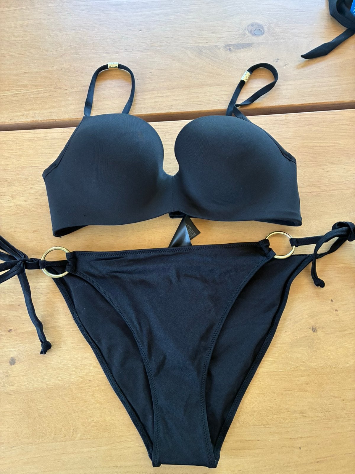 HM 80 B broekje 42 nieuwe bikini zwart gouden details, Ophalen of Verzenden