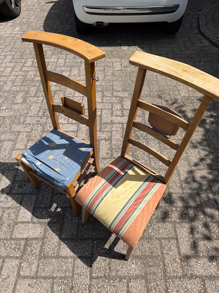 Twee vintage bidstoelen / kerkstoelen, Antiek en Kunst, Antiek | Meubels | Stoelen en Banken, Ophalen of Verzenden