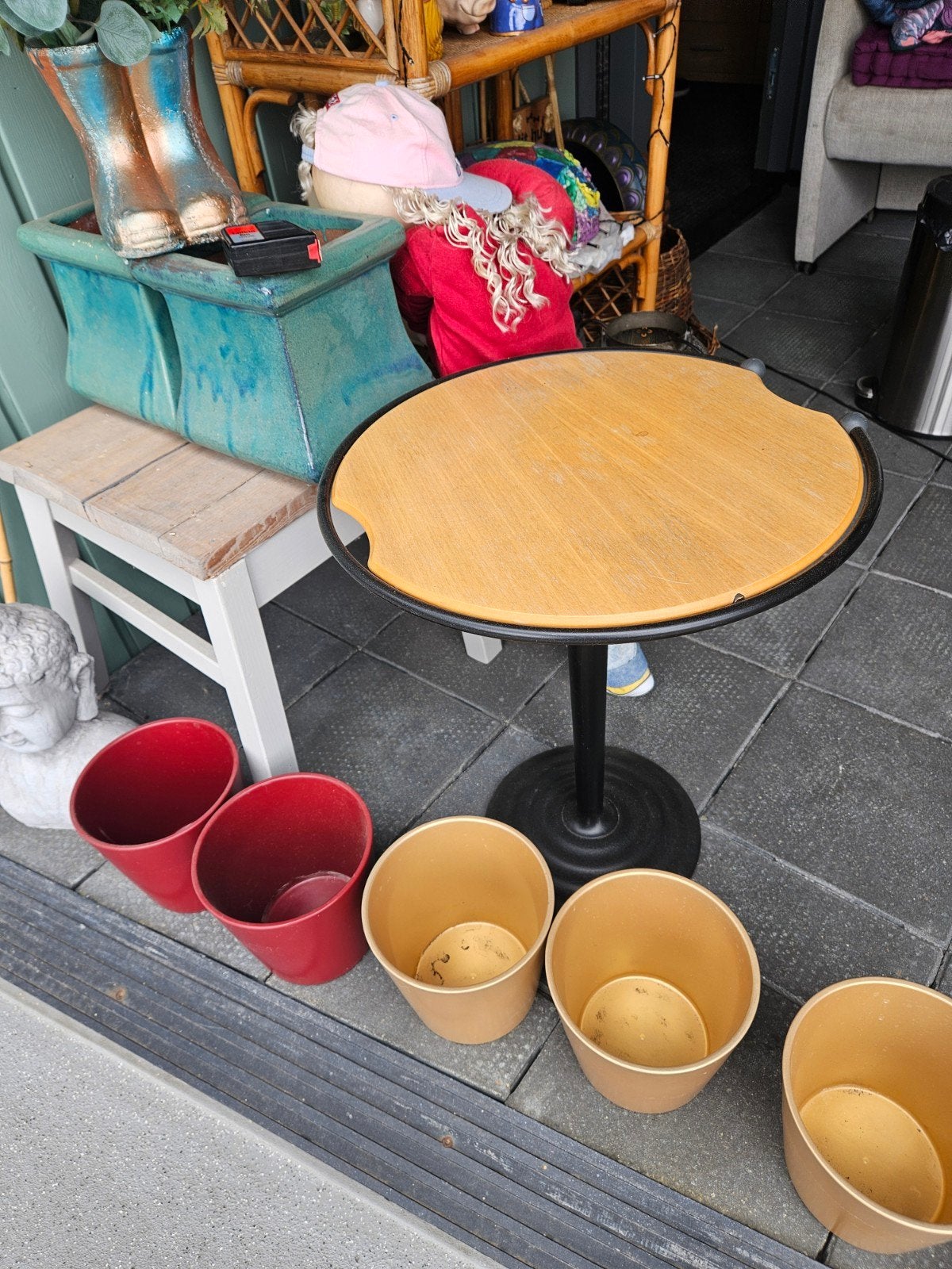 Bijzettafel en bloempotten, Ophalen