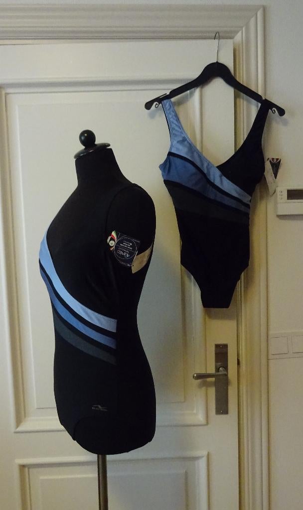 NIEUW Zwart Badpak Maat 50 met schuine strepen in blauw., Kleding | Dames, Badmode en Zwemkleding, Nickey Nobel., Zwart, Nieuw