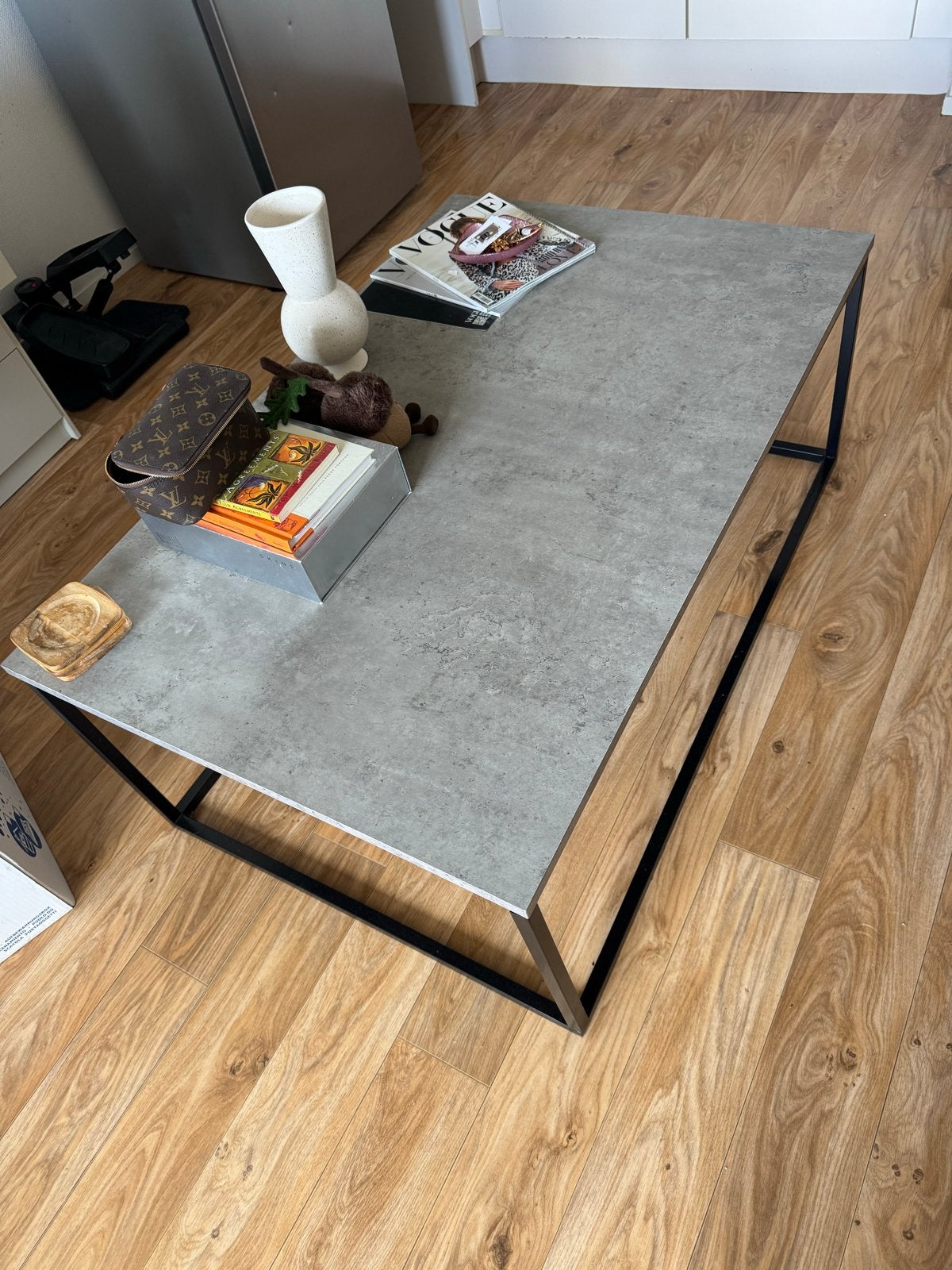 Moderne salontafel met betonnen look blad en metalen frame, Ophalen, 100 tot 150 cm, 50 tot 100 cm, Zo goed als nieuw