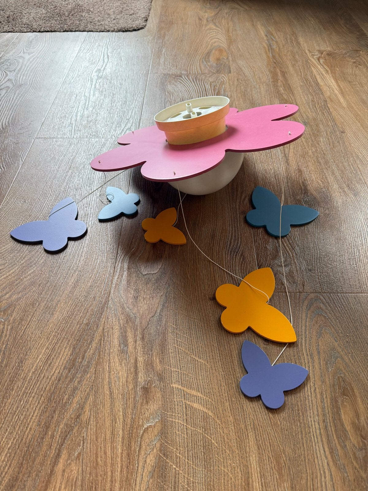 Plafondlamp roze bloem met hangende kleurige vlinders, Kunststof, Gebruikt, Roze, E27 (groot)