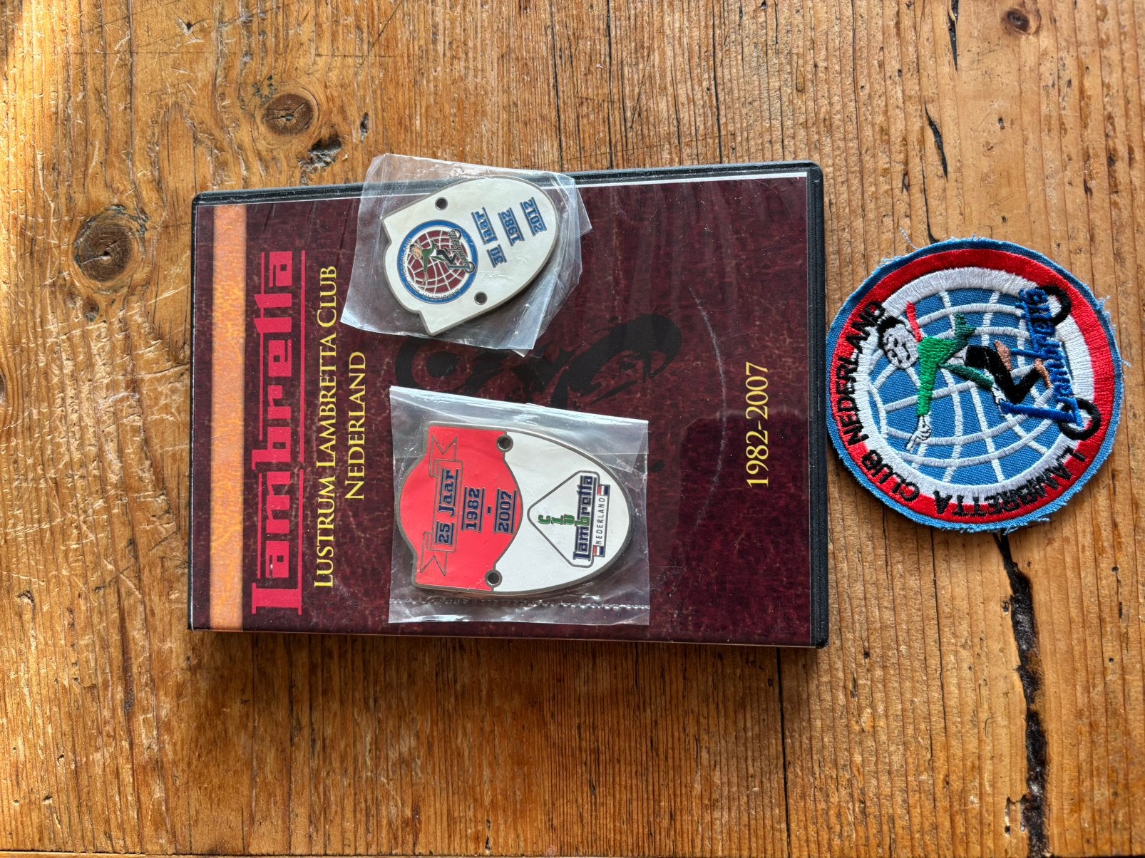 Dvd  lambretta club Nederland + 3 emblemen, Motoren, Ophalen of Verzenden, Overige merken