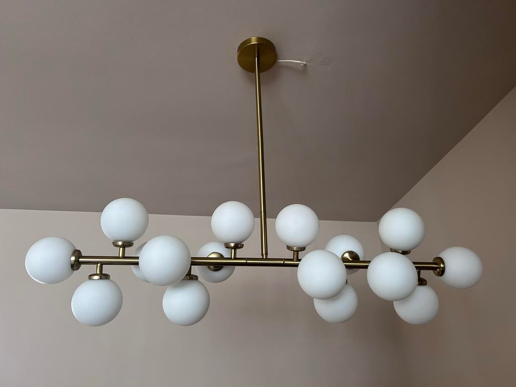 Moderne Hanglamp met Witte Bollen en Gouden Afwerking, Ophalen, Zo goed als nieuw, Glas, 75 cm of meer