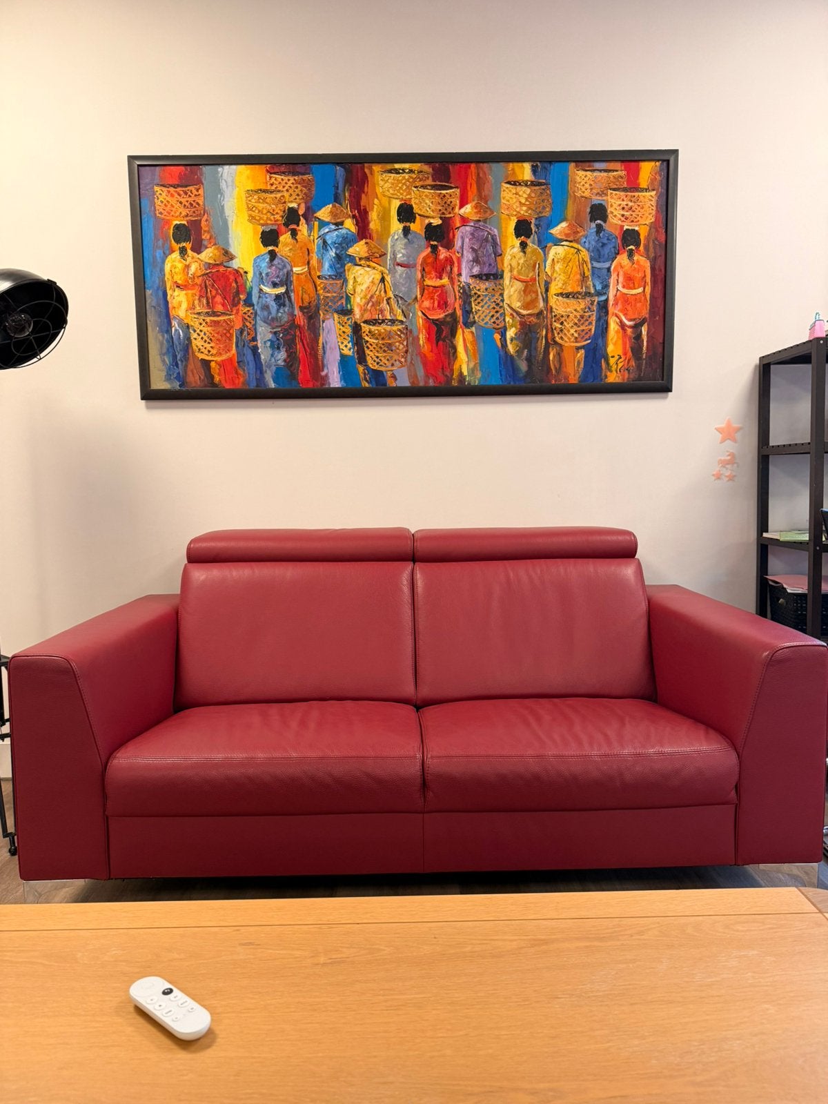 Rood leren bank met verstelbare hoofdleuning, Huis en Inrichting, Ophalen, 150 tot 200 cm, Zo goed als nieuw, Rechte bank