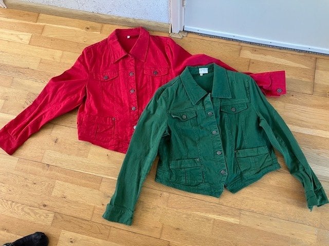 spijkerjasjes rood en groen maat 48 per stuk €6,00, Maat 46/48 (XL) of groter, Ophalen of Verzenden, Zo goed als nieuw, Jasje