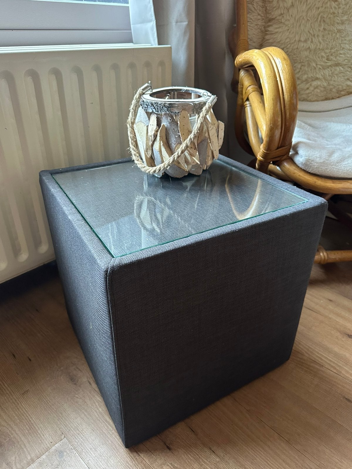Moderne salontafel met glasplaat en grijze stoffering, Ophalen, Zo goed als nieuw, Rechthoekig, Minder dan 50 cm