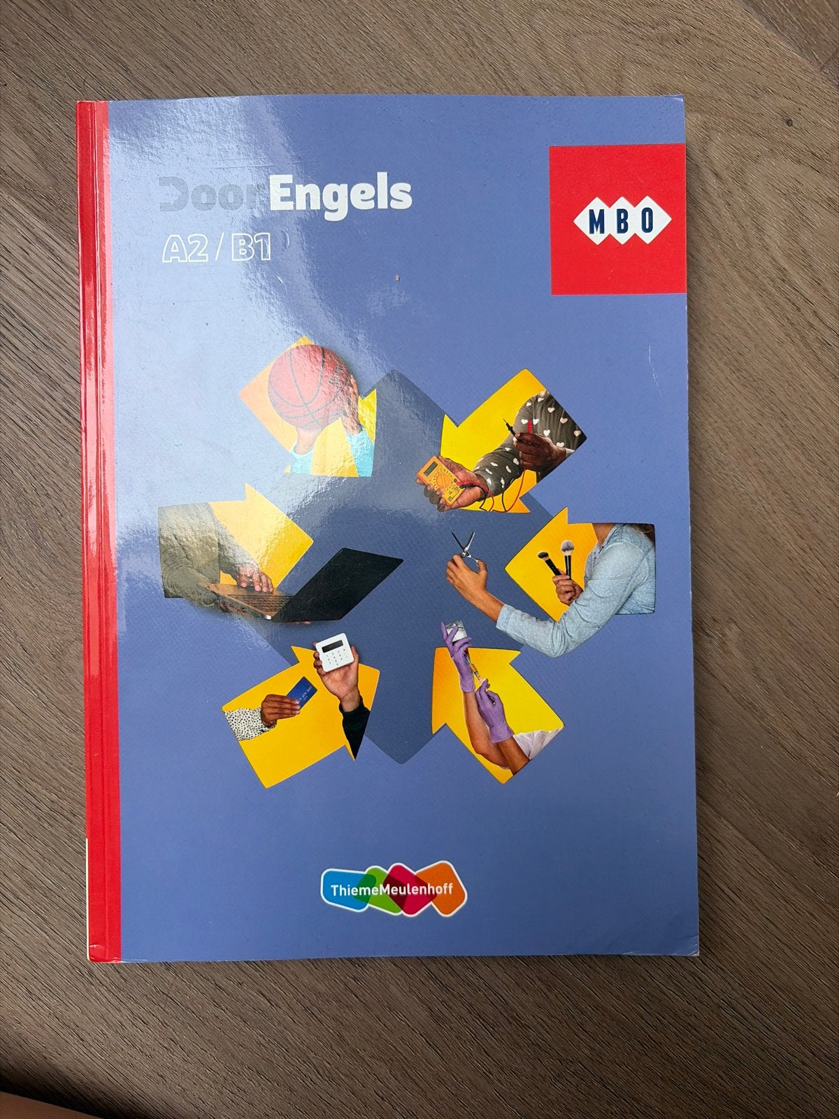Door Engels A2/B1 MBO - Nieuw studieboek, Boeken, Ophalen of Verzenden, Alpha, Nieuw, MBO