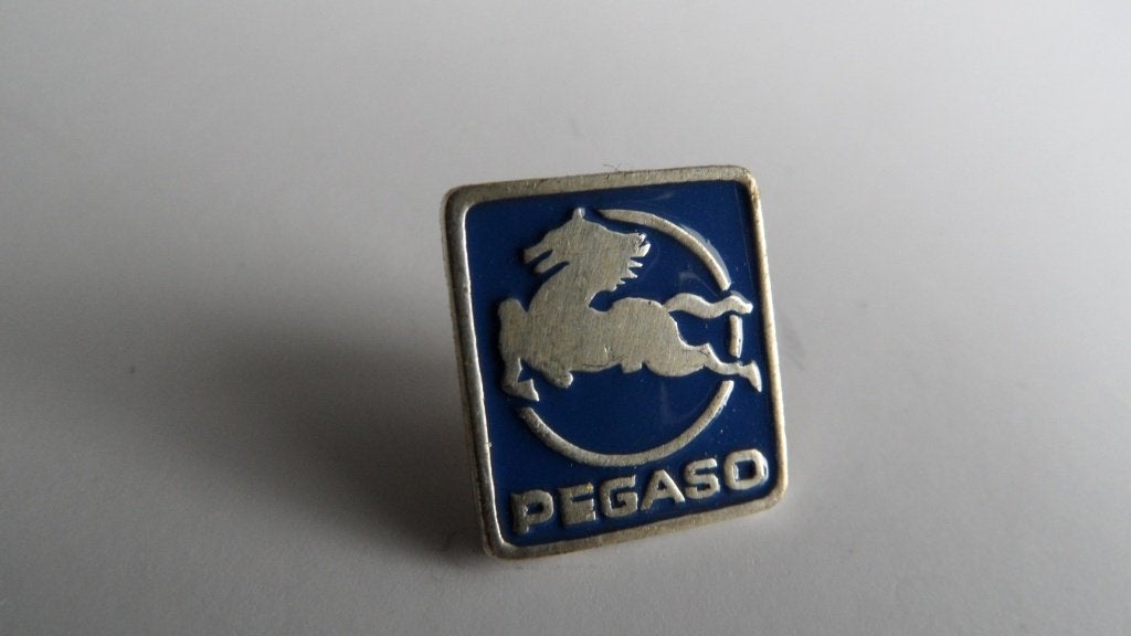 Pegaso oldtimervrachtauto speld, Ophalen of Verzenden, Gebruikt, Merk, Speldje of Pin