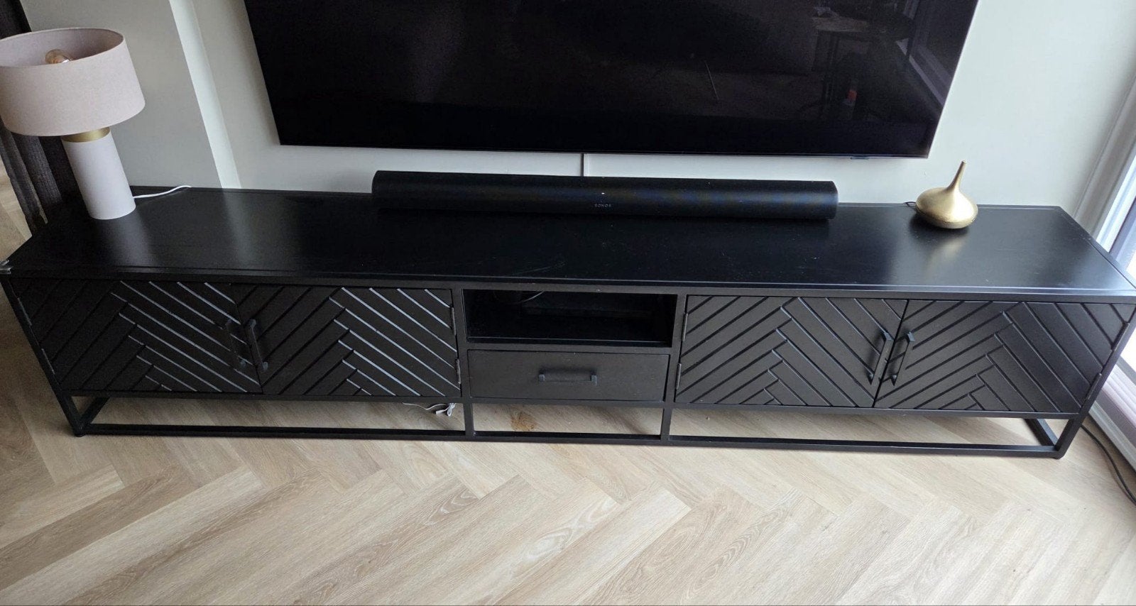 Zwart metalen tv meubel met visgraatpatroon, Ophalen, 150 tot 200 cm, Zo goed als nieuw, Minder dan 100 cm