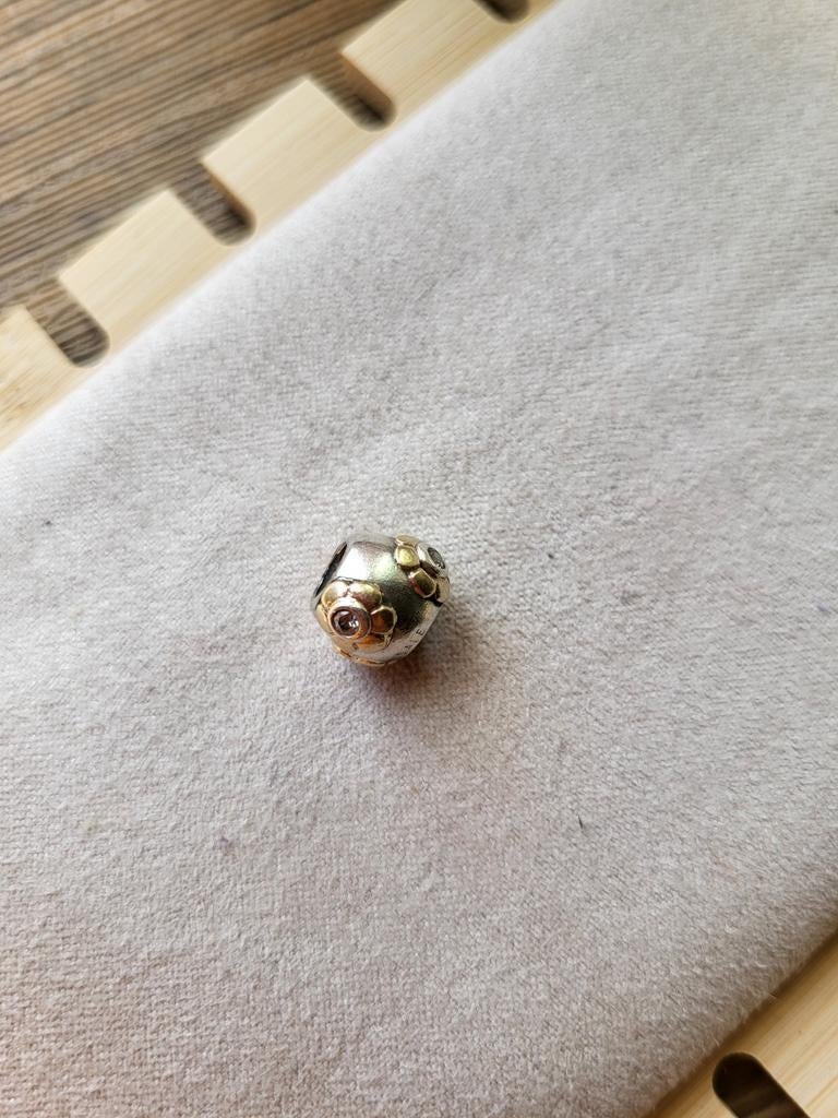 Pandora bedel Raised Flower 14k, Verzenden, Zo goed als nieuw, Goud, Pandora