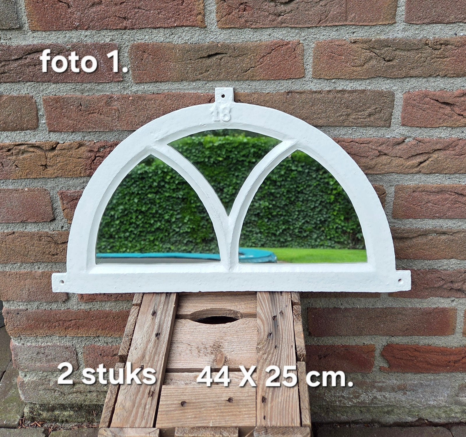 Oude gietijzeren stalramen met spiegelglas., Ophalen